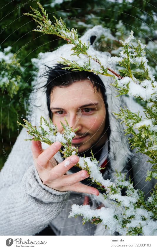 Junger Mann, der den Schnee genießt Lifestyle Stil Freude Mensch maskulin Erwachsene Jugendliche 1 30-45 Jahre Umwelt Natur Winter Klima Wetter Schneefall Baum