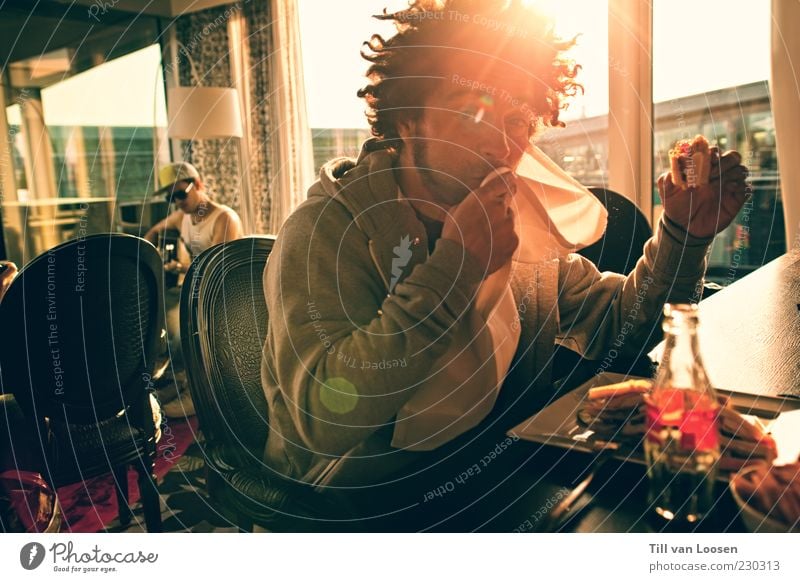 Clubsandwich Lifestyle Stil Haare & Frisuren Sommer Möbel Lampe Restaurant Wolkenloser Himmel Wetter Schönes Wetter schwarzhaarig Afro-Look Bart Coolness gelb