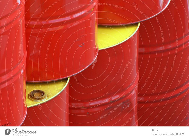 schwungvoll l Tonnage Wirtschaft Handel Dienstleistungsgewerbe Energiewirtschaft Metall glänzend gelb rot gleich Fass Farbfoto Außenaufnahme Textfreiraum links