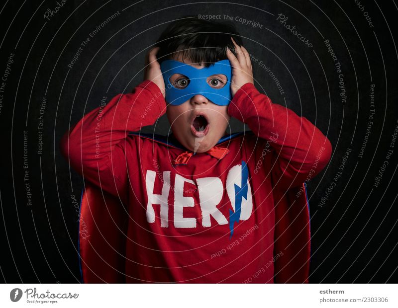 Überraschtes Kind, das Superheld spielt Lifestyle Freude Party Veranstaltung Feste & Feiern Karneval Silvester u. Neujahr Mensch maskulin Kindheit 1 3-8 Jahre