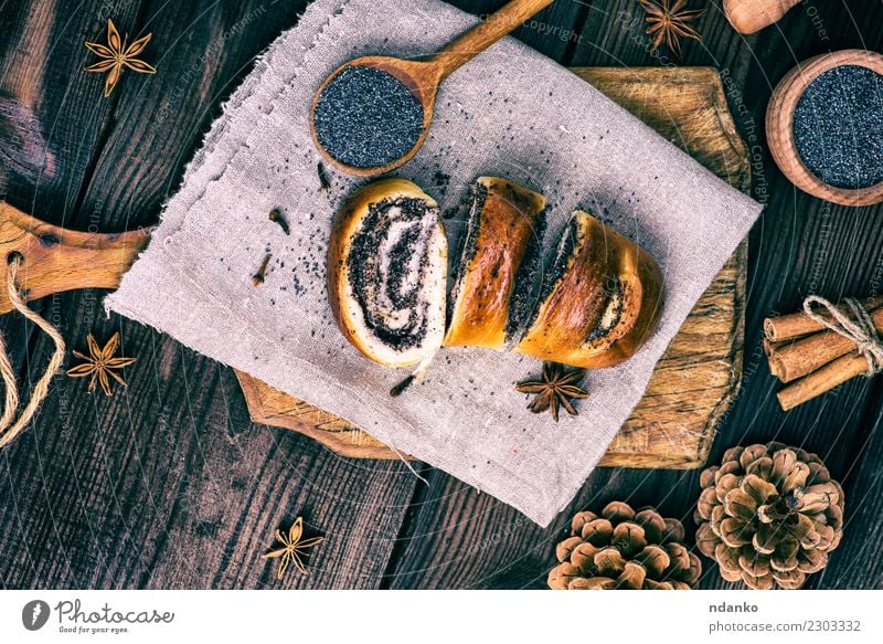 hausgemachte Brötchen mit Mohn Brot Dessert Löffel Tisch Holz Essen frisch lecker oben braun Tradition rollen Biskuit Schneidebrett gebastelt geschnitten
