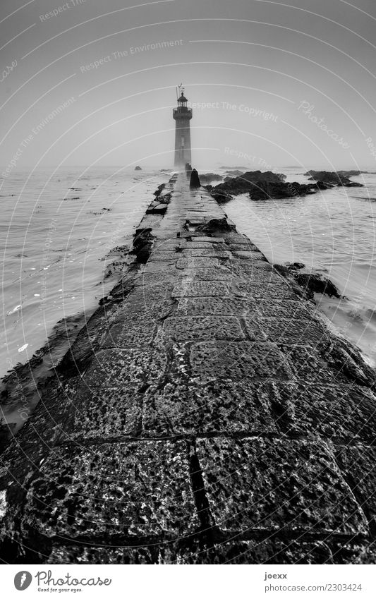 Hinter dem Meer Himmel Küste Saint-Nazaire Frankreich Leuchtturm Wege & Pfade alt maritim retro schwarz weiß Sicherheit Schutz Heimweh Fernweh Hoffnung