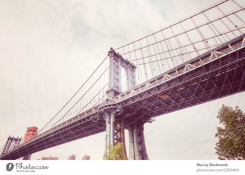 Manhattan Bridge von Brooklyn Dumbo gesehen. Brücke Bauwerk Gebäude Wahrzeichen retro trist New York State Großstadt USA Symbole & Metaphern kultig gefiltert