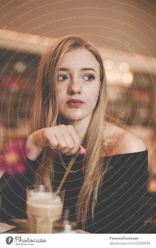 Young woman having a coffee in a café Lifestyle feminin Junge Frau Jugendliche Erwachsene 1 Mensch 18-30 Jahre Freizeit & Hobby genießen Café warten