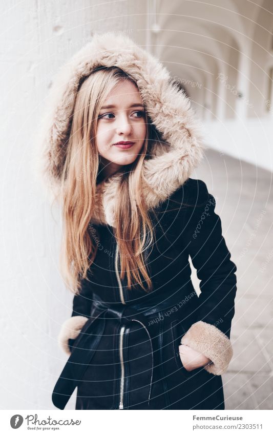 young woman with warm winter jacket Lifestyle Stil feminin Junge Frau Jugendliche 1 Mensch 18-30 Jahre Erwachsene Mode schön Kunstfell Winterjacke Mantel Wärme