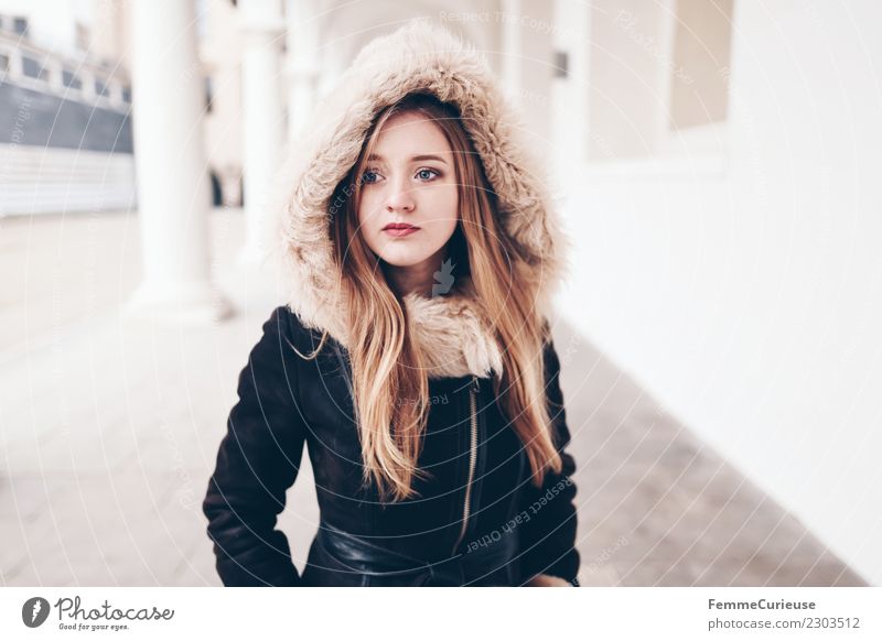 Young woman with warm winter jacket Lifestyle Stil feminin Junge Frau Jugendliche 1 Mensch 18-30 Jahre Erwachsene Mode Bekleidung schön Winter Winterstimmung