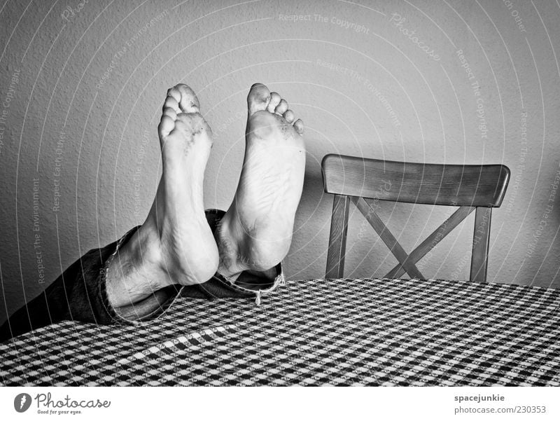 feet maskulin Mann Erwachsene Fuß 1 Mensch liegen unten verrückt Tisch Stuhl dreckig skurril lustig Schwarzweißfoto Innenaufnahme Textfreiraum unten Kunstlicht