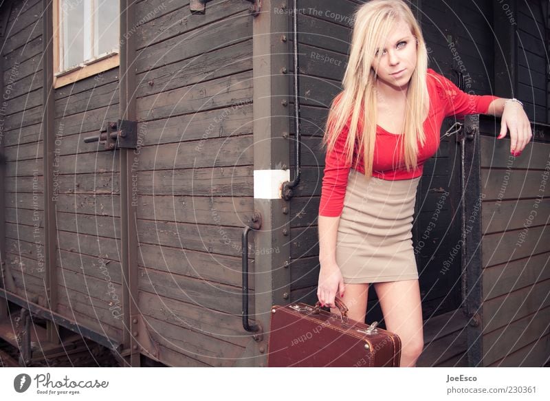 #230361 Stil Ferien & Urlaub & Reisen Abenteuer feminin Junge Frau Jugendliche Leben 18-30 Jahre Erwachsene Bahnfahren Eisenbahn Mode Rock blond beobachten