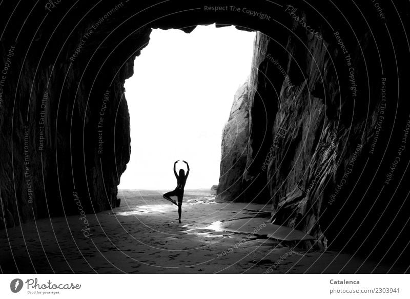 Dancing mood feminin 1 Mensch Landschaft Wasser Sommer Schönes Wetter Felsen Küste Strand Meer Höhle Bewegung Tanzen groß kalt maritim grau schwarz weiß Gefühle