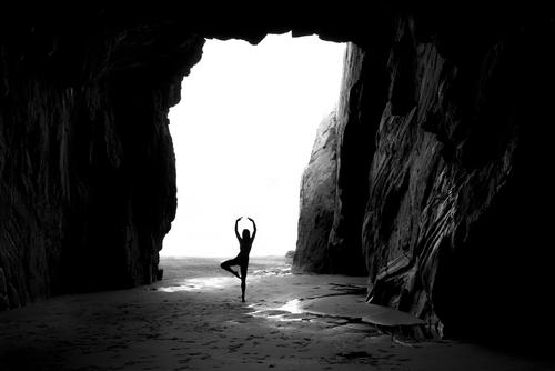 Dancing mood, In der Höhle am Strand tanzt die junge Frau feminin 1 Mensch Landschaft Wasser Sommer Schönes Wetter Felsen Küste Meer Bewegung Tanzen groß kalt