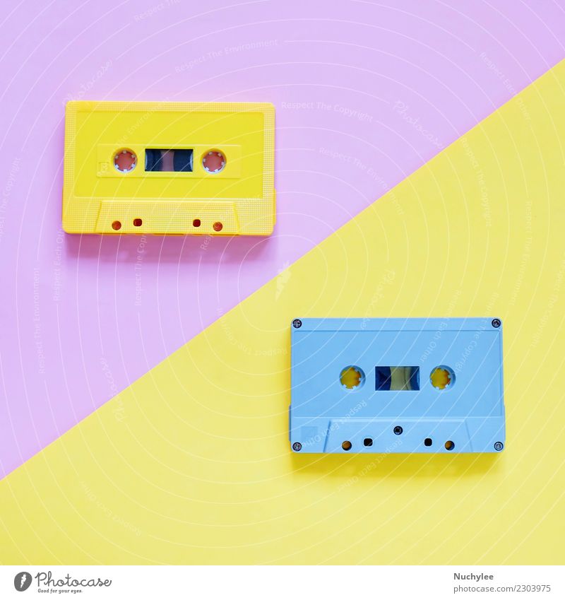 Retro- Kassettenbänder auf Pastellfarbhintergrund Stil Design Entertainment Musik Medien Kunststoff alt hören retro gelb rosa schwarz Farbe Nostalgie