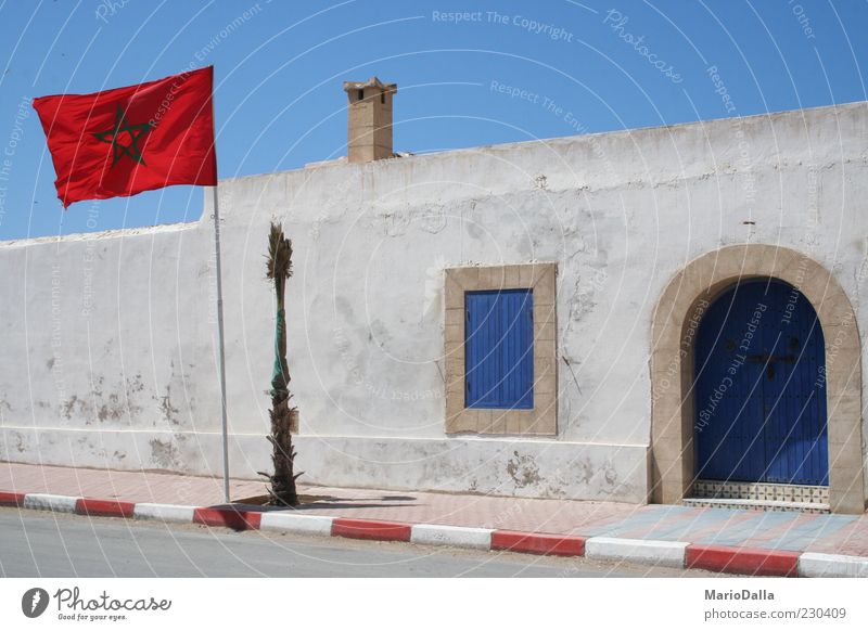 Marokko Wolkenloser Himmel Sonnenlicht Wind Gebäude authentisch stark blau rot Kraft Macht Stolz Energie Identität ruhig Farbfoto Außenaufnahme Stern (Symbol)