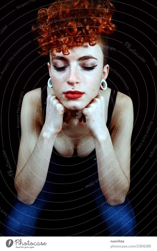Studioportrait einer modernen Redheadfrau elegant Stil exotisch schön Haare & Frisuren Haut Gesicht Mensch Junge Frau Jugendliche 1 18-30 Jahre Erwachsene Mode