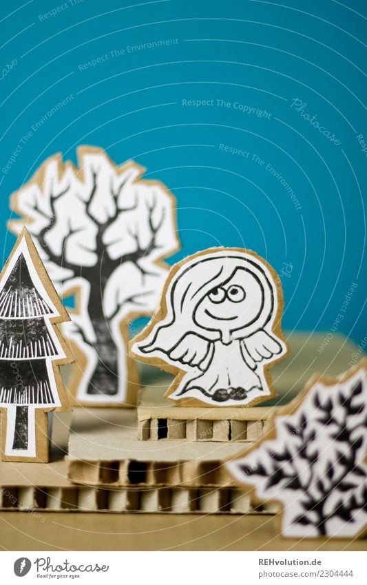 Pappland - Engel aus Pappe Weihnachten & Advent Religion & Glaube Schutz Hoffnung Comicfigur Kreativität Karton gezeichnet Figur Nahaufnahme Unschärfe Farbfoto