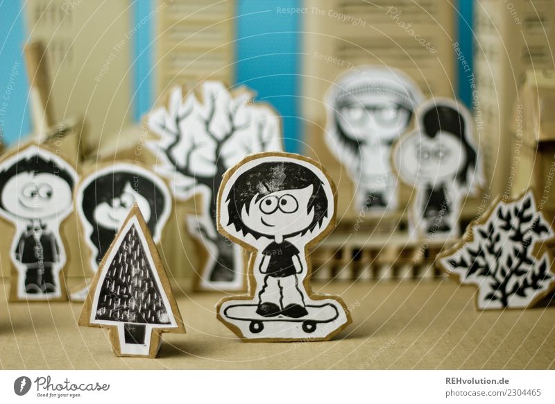 Pappland - Junge auf einem Skateboard in der Stadt Soziologie Verschiedenheit einzigartig Comicfigur Figur gebastelt Idee Karton Kreativität Jugendliche