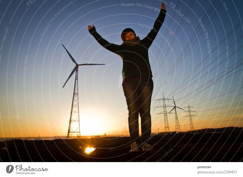 Windenergie Technik & Technologie Energiewirtschaft Erneuerbare Energie Sonnenenergie Energiekrise Mensch Junge Frau Jugendliche Arme 1 Umwelt Natur