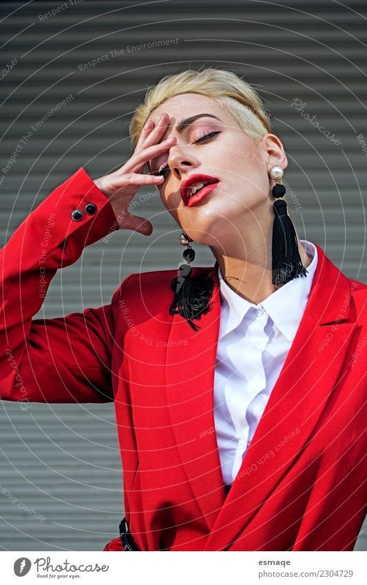 Modeporträt der jungen Frau mit rotem Anzug kaufen Reichtum elegant Stil Design schön Haare & Frisuren Kosmetik Parfum Leben feminin Junge Frau Jugendliche