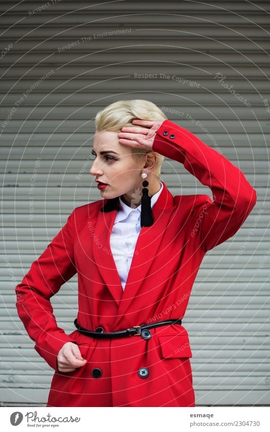 Porträt einer Modefrau mit rotem Anzug Lifestyle kaufen Reichtum elegant Valentinstag Mensch feminin Junge Frau Jugendliche Bekleidung blond Erotik heiß trendy
