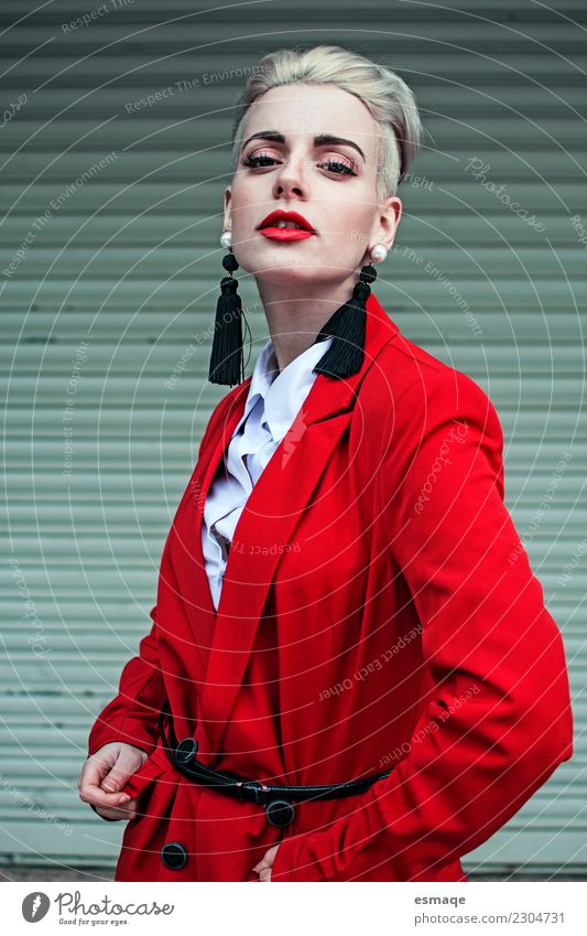 Modefrau mit rotem Anzug Lifestyle Reichtum elegant Stil Design feminin Junge Frau Jugendliche Erwachsene Haare & Frisuren blond kurzhaarig trendy modern