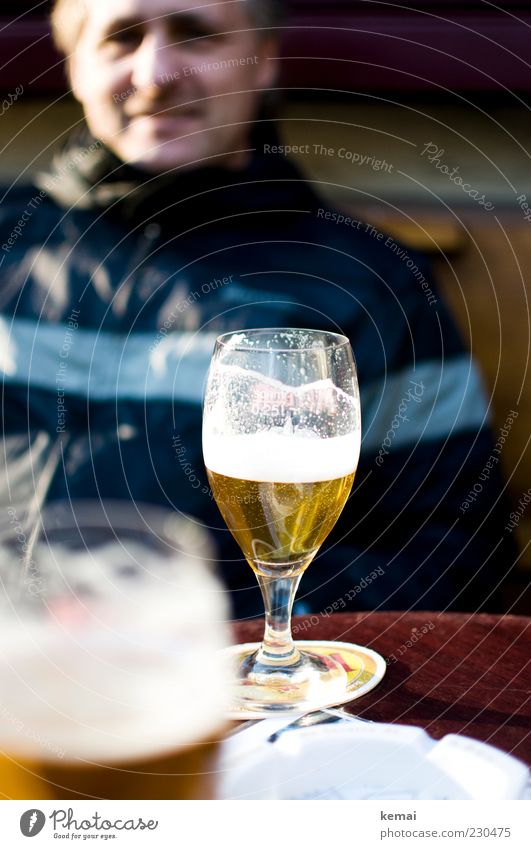 444 Biere Lebensmittel Getränk Alkohol Glas Mensch maskulin Mann Erwachsene Kopf 1 45-60 Jahre lecker Zufriedenheit Durst Alkoholsucht Bierschaum Bierglas