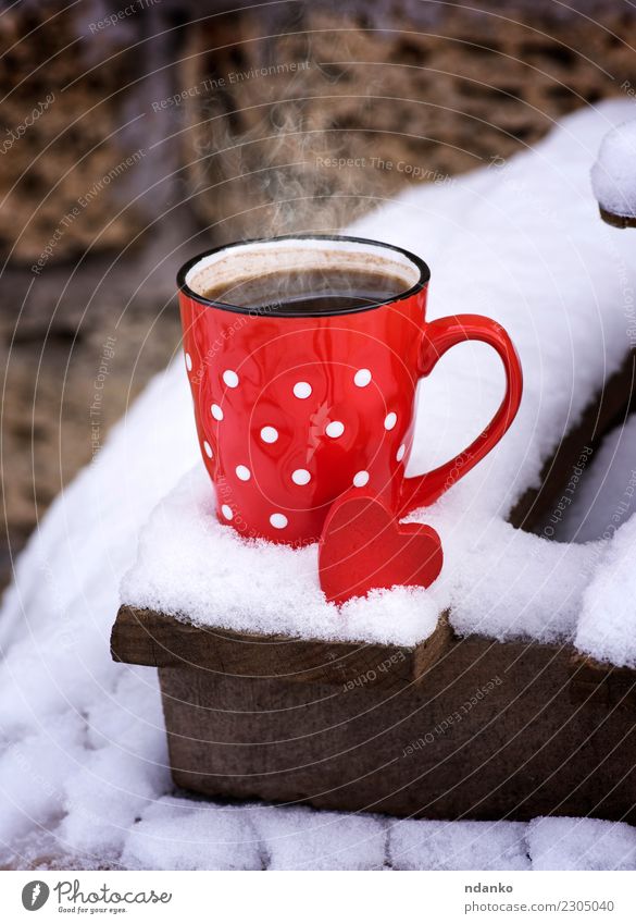 rote Keramik Tasse mit heißem schwarzen Kaffee Frühstück Kaffeetrinken Getränk Winter Schnee Valentinstag Weihnachten & Advent Silvester u. Neujahr Landschaft