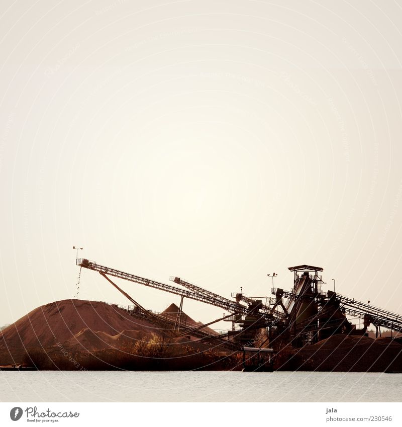 kieswerk Industrie Himmel See trist Farbfoto Außenaufnahme Menschenleer Textfreiraum oben Hintergrund neutral Tag Dämmerung Gegenlicht Bagger
