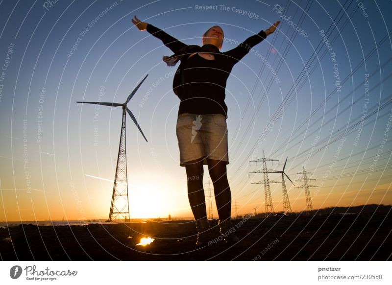 Windenergie II Energiewirtschaft Erneuerbare Energie Windkraftanlage Energiekrise Mensch Junge Frau Jugendliche Erwachsene Arme 1 18-30 Jahre Umwelt Landschaft