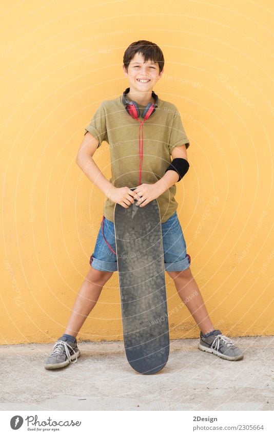 Ein Teen mit Skateboard auf der Stadtstraße Lifestyle Stil Freude Glück Sport Schulkind Mensch Junge Mann Erwachsene Kindheit Straße Mode Jeanshose Lächeln