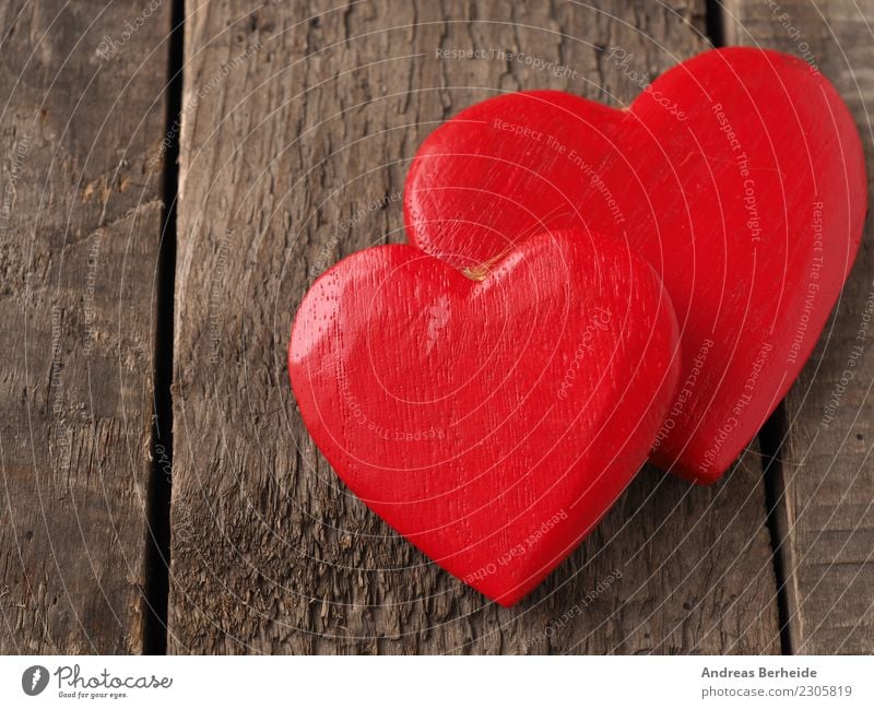Zwei rote Holzherzen auf einem Holztisch Valentinstag Hochzeit Herz Liebe retro Sympathie Freundschaft Zusammensein Hintergrundbild blackboard card chalkboard