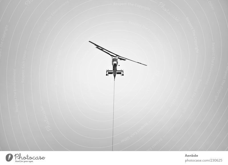 you&me Kabel Luftverkehr Himmel Verkehrsmittel Hubschrauber Rettungshubschrauber hängen tragen werfen Aggression außergewöhnlich schwarz silber weiß
