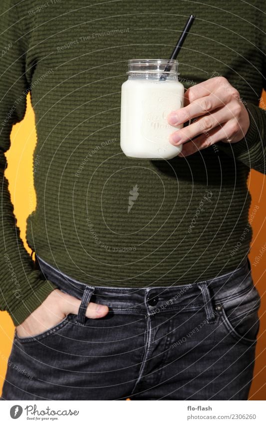 DIE MILCH IN DER HAND Lebensmittel Joghurt Milcherzeugnisse Speiseeis Süßwaren Frühstück Bioprodukte Vegetarische Ernährung Diät Fasten Getränk Latte Macchiato