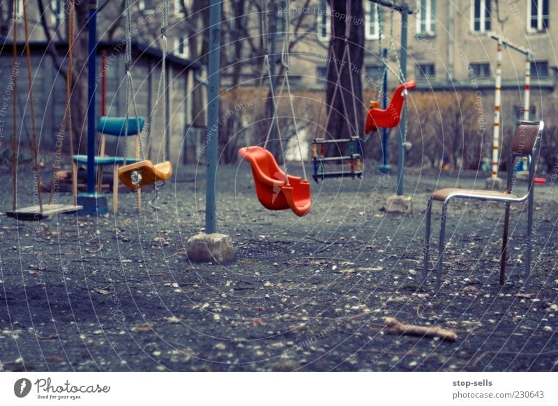 ...meine Spielwiese Freizeit & Hobby Stuhl Garten Kindheit schaukeln Hinterhof ruhig stagnierend Schaukel unordentlich hängend Stillleben Spielplatz Farbfoto