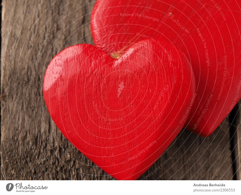 Zwei rote Herzen aus Holz Valentinstag Hochzeit Liebe retro Sympathie Zusammensein Treue Romantik Zusammenhalt Hintergrundbild blackboard card chalkboard
