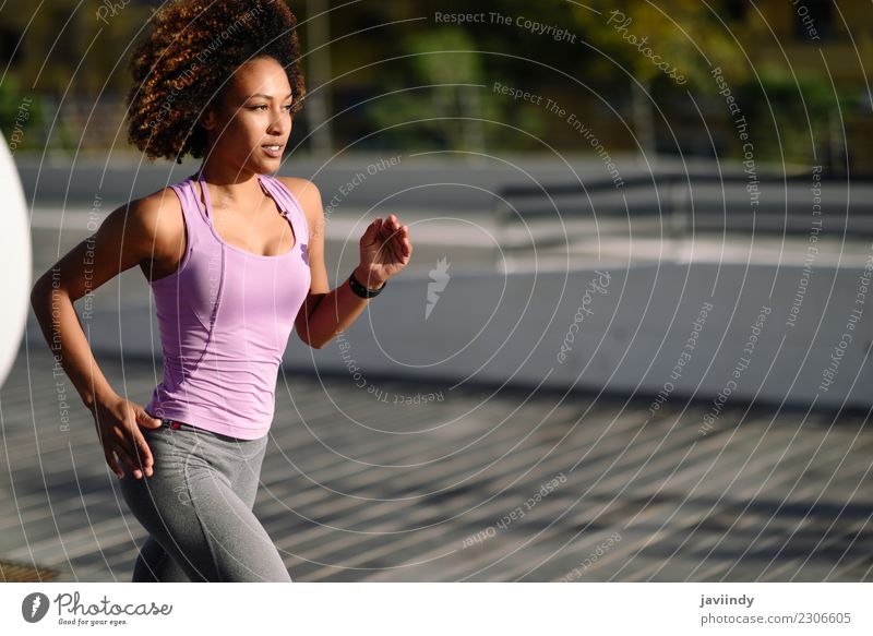 Schwarze Frau, Afro-Frisur, läuft ins Freie. Lifestyle Haare & Frisuren Wellness Freizeit & Hobby Sport Joggen Mensch Junge Frau Jugendliche Erwachsene 1