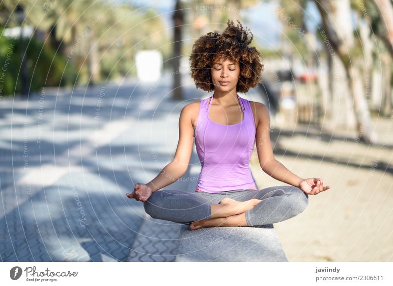 Schwarze Frau, Afrofrisur, macht Yoga am Strand mit geschlossenen Augen Lifestyle schön Körper Haare & Frisuren Wellness Erholung Meditation Freizeit & Hobby