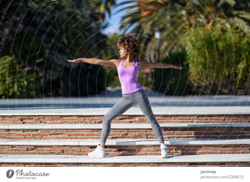 Schwarze Frau, Afro-Frisur, Yoga in Kriegerfigur machend Lifestyle Haare & Frisuren Wellness Erholung Meditation Freizeit & Hobby Sport Mensch Junge Frau