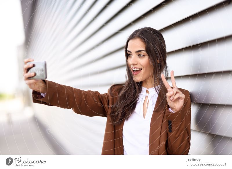 Junge Frau, die selfie Fotographie mit Smartphone macht schön Haare & Frisuren Business Telefon PDA Technik & Technologie Mensch Jugendliche Erwachsene 1