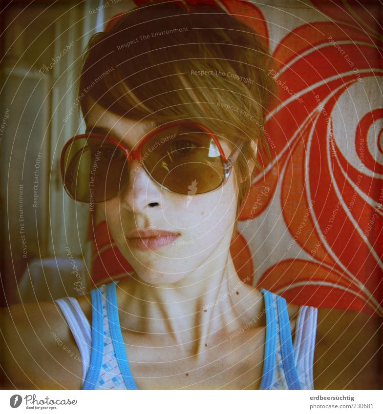 OO - kurzhaarige Frau mit 60er-Sonnenbrille, fotografiert im Retrolook Lifestyle Design Junge Frau Jugendliche Leben Haare & Frisuren Gesicht Hals Unterhemd
