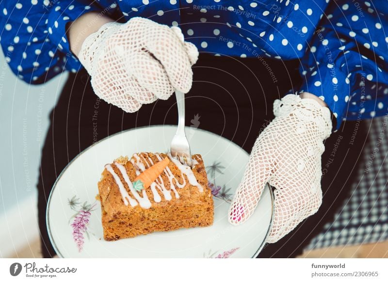 Noch mehr Karottenkuchen! Mensch feminin Frau Erwachsene Hand 1 Essen Lebensmittel Teigwaren Backwaren Kuchen Möhre Rock Bluse Spitze Handschuhe Erholung lecker