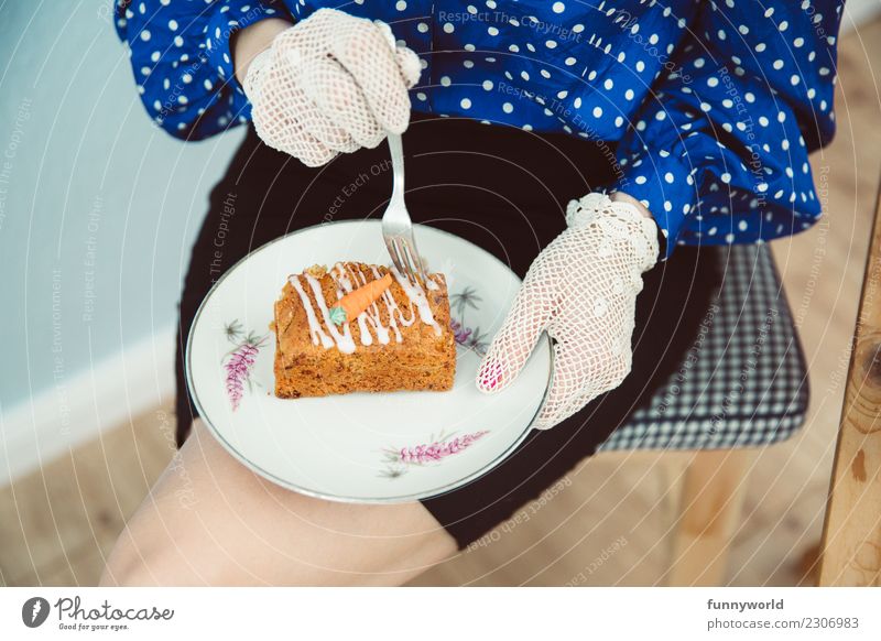 Es gibt Möhrenkuchen <3 Lebensmittel Teigwaren Backwaren Kuchen Mensch feminin Frau Erwachsene 1 Rock Bluse Spitze Handschuhe Erholung Essen lecker Pause