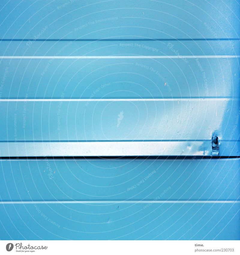 Lebenslinien #24 Tor Metall Streifen blau einzigartig Farbe bedrohlich geheimnisvoll Langeweile Missgeschick Rätsel Symmetrie Überraschung Wut Zerstörung Blech