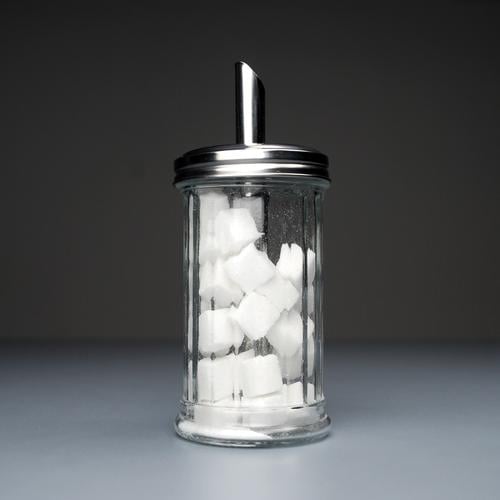 mogelpackung Lebensmittel Ernährung Glas stehen Zucker Zuckerstreuer Würfelzucker Mogelpackung Logik Problemlösung falsch Fehler Rätsel Zuckerkristall süß