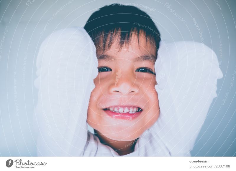 Schließen Sie herauf kleinen jungen asiatischen Jungen des Gesichtsporträts Stil Freude Glück schön Kind Baby Kleinkind Mann Erwachsene Kindheit blond Lächeln