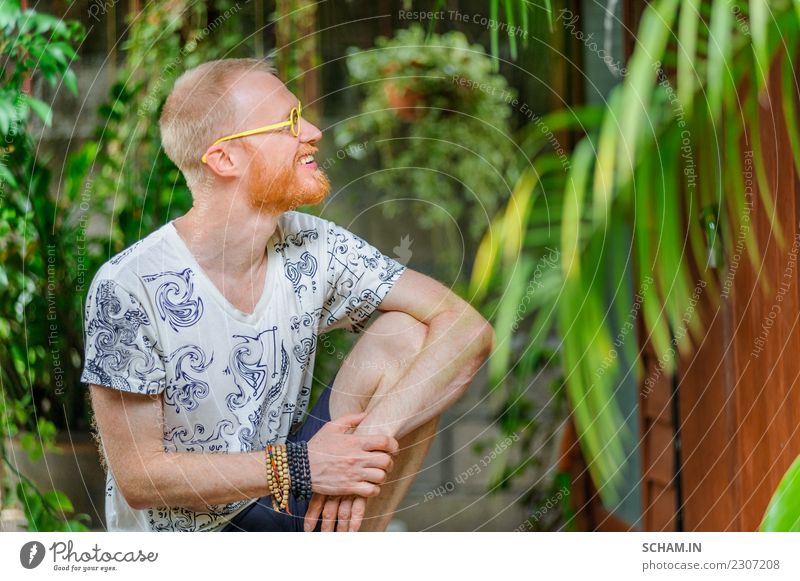 Porträt eines Yogalehrers. Rothaariger Mann mit rotem Bart Lifestyle Erholung Sport Erwachsene Vollbart sitzen einzigartig Identität 45-49 Jahre
