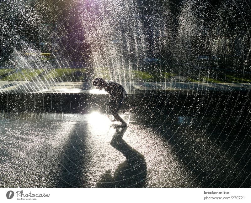 Brunnen-Springer Freude Sommer maskulin Kind Kindheit Jugendliche 1 Mensch 8-13 Jahre laufen Spielen springen grün Springbrunnen spritzen Wasser Wasserfontäne