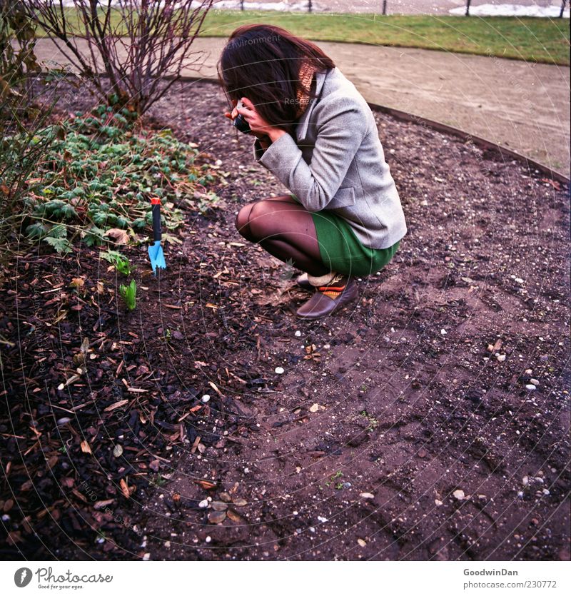 Ruhestätte, oder Ort der Rache ? Mensch feminin Junge Frau Jugendliche Erwachsene 1 Umwelt Natur Klima Wetter Garten Park entdecken hocken knien warten frei
