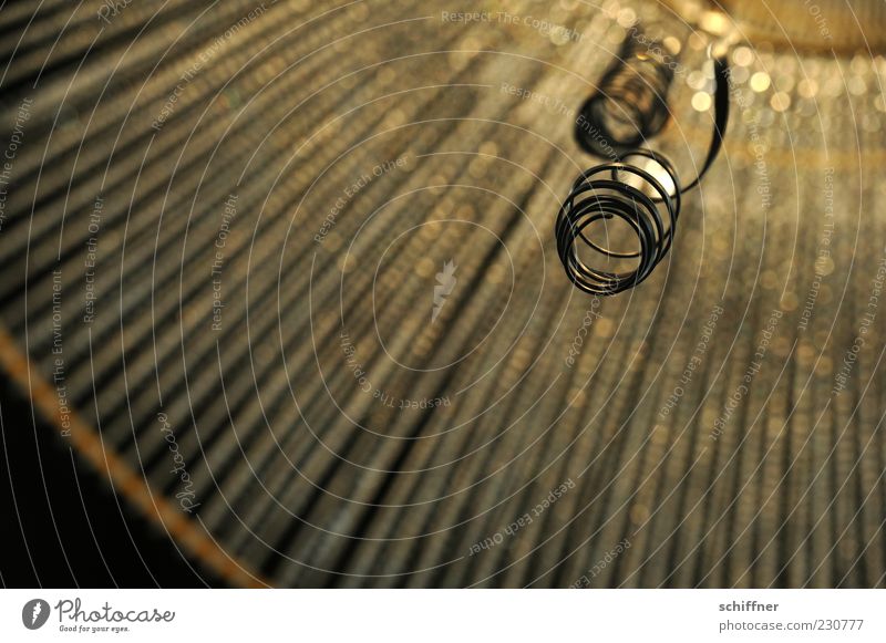 KAmiKAze - Heiligenschein Glas Gold Kristalle glänzend Kronleuchter strahlenförmig Beleuchtung strahlend Spirale Windung schwarz Menschenleer Innenaufnahme
