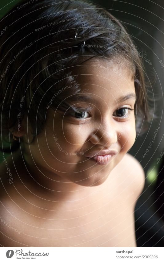 Portrait des netten Lächelns des kleinen Mädchens Freude Wohlgefühl Haus Kopf 1 Mensch 3-8 Jahre Kind Kindheit genießen Gesundheit Farbfoto Innenaufnahme