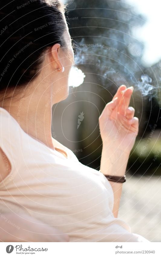 )o Frau Erwachsene Rauchen Zigarette Dame Sonnenlicht Ohrringe abweisend eitel genießen Rauchwolke Kontrast ästhetisch Jugendliche Rauchpause Frauenbrust