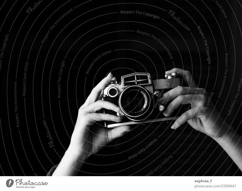 Hände, die eine alte analoge Kamera halten, fotografieren Fotokamera Fotografieren retro Fokus altehrwürdig fotografierend Schuss Gerät klicken schwarz auf weiß